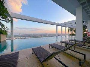 Bazén v ubytování Iskandar Residences Nusajaya by Stayrene nebo v jeho okolí