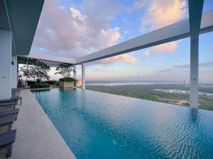 Bazén v ubytování Iskandar Residences Nusajaya by Stayrene nebo v jeho okolí