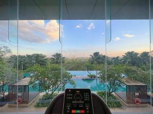 Bazén v ubytování Iskandar Residences Nusajaya by Stayrene nebo v jeho okolí