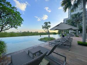 Bazén v ubytování Iskandar Residences Nusajaya by Stayrene nebo v jeho okolí