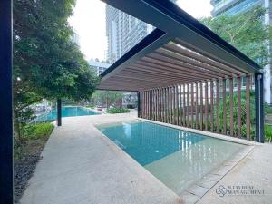 Bazén v ubytování Iskandar Residences Nusajaya by Stayrene nebo v jeho okolí