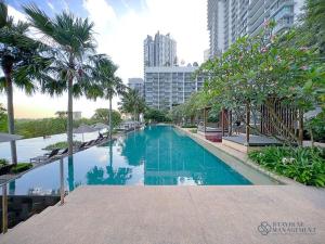 Bazén v ubytování Iskandar Residences Nusajaya by Stayrene nebo v jeho okolí