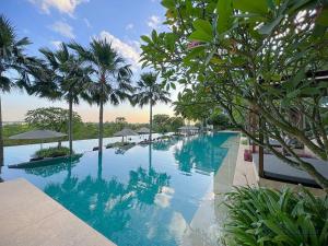 Bazén v ubytování Iskandar Residences Nusajaya by Stayrene nebo v jeho okolí