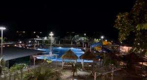 - une grande piscine la nuit dans l'établissement BKL Happy World, 