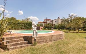 San Giovanni Alla Vena的住宿－Fienile，站在游泳池旁的女孩雕像