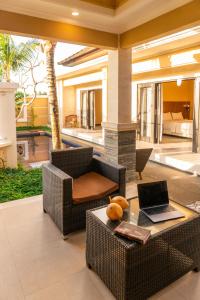 eine Terrasse mit einem Tisch und einem Laptop darauf in der Unterkunft Rice field view Villa, Pool & Kitchen, 2 bedroom in Ubud