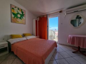Postel nebo postele na pokoji v ubytování Apartments Ana