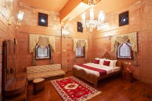 ein Schlafzimmer mit einem großen Bett und einem Kronleuchter in der Unterkunft StayVista at Pink Palace Rajasthani Decor in Udagamandalam