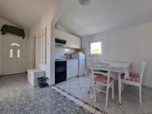 Kuchyň nebo kuchyňský kout v ubytování Apartments Ana
