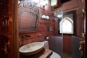 ein Badezimmer mit Waschbecken und Toilette in der Unterkunft StayVista at Pink Palace Rajasthani Decor in Udagamandalam