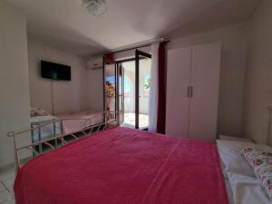 Postel nebo postele na pokoji v ubytování Apartments Ana