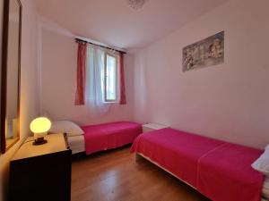 Postel nebo postele na pokoji v ubytování Apartments Ana