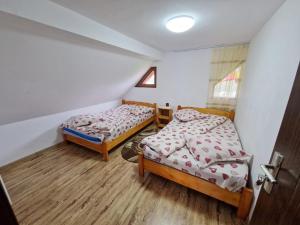1 Schlafzimmer mit 2 Betten in einem Zimmer in der Unterkunft Cabana Poiana Dealul Frumos in Gârda de Sus