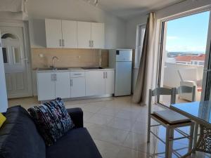 Kuchyň nebo kuchyňský kout v ubytování Apartments Ana