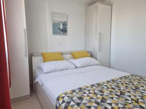 Postel nebo postele na pokoji v ubytování Apartments Ana