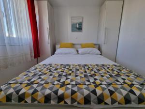 Postel nebo postele na pokoji v ubytování Apartments Ana