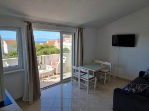 TV a/nebo společenská místnost v ubytování Apartments Ana + 21 fotografií