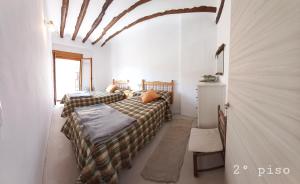 a bedroom with two beds and a window at Casa del Puente in Nerpio