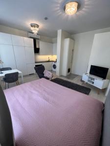 Postel nebo postele na pokoji v ubytování Aia street apartment