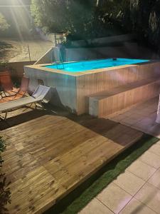 una piscina con panchina e terrazza in legno di Villa Diana affitta camere a Stintino
