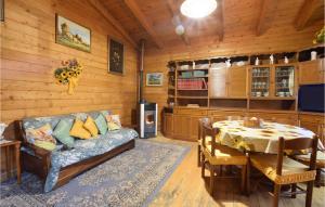 un soggiorno con divano e tavolo di Nice Home In Sillano With Outdoor Swimming Pool, Wifi And 2 Bedrooms a Sillano