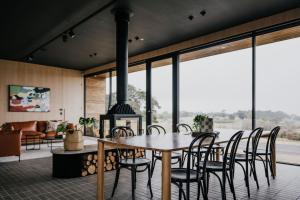 une salle à manger avec une table, des chaises et une cheminée dans l'établissement Drummond Estate - Daylesford Macedon Region, à Drummond