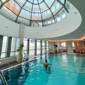 Peldbaseins naktsmītnē C - Hotel and Suites Doha vai tās tuvumā