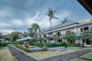 - une vue sur l'extérieur d'une villa avec une piscine dans l'établissement Ariana Beach Resort Amed Bali, à Amed