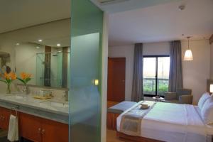 Postel nebo postele na pokoji v ubytování Oak Tree Emerald Hotel & Coventions Semarang