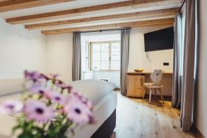 TV a/nebo společenská místnost v ubytování Hotel Schmuckhof + 37 fotografií