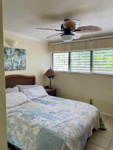 1 dormitorio con 1 cama y ventilador de techo en Ka Hale Kealoha en Kaunakakai