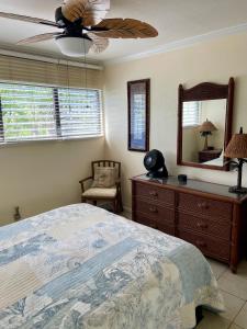 1 dormitorio con 1 cama y ventilador de techo en Ka Hale Kealoha en Kaunakakai