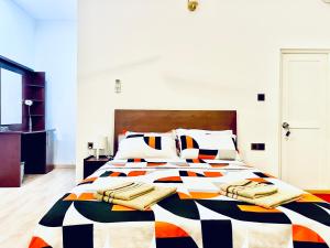 1 dormitorio con 1 cama grande y toallas. en AquaVilla en Vashafaru