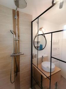 a bathroom with a shower with a sink and a mirror at L'Élégant avec garage, proche Axone, Stellantis in Audincourt