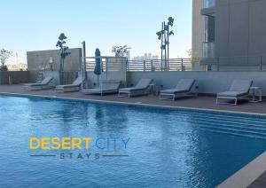Bazén v ubytování Fully Furnished in 2 Bed in Sobha Creek Vista Reserve, Hosted by Desert City Stays nebo v jeho okolí