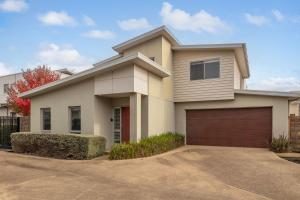 una gran casa blanca con garaje en Island Oasis, en Cowes