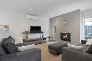 Una sala de estar con dos sofás y una chimenea. en Island Oasis, en Cowes