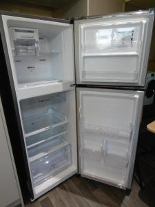 un réfrigérateur ouvert avec sa porte ouverte et son contenu dans l'établissement Cambridge Bed & Breakfast, à Cambridge