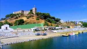 un groupe de bateaux dans l'eau à côté d'une plage dans l'établissement Trimar - Apartamento céntrico con garaje, à Fuengirola