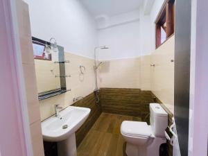 un bagno bianco con lavandino e WC di Tea Pick View Ella a Ella