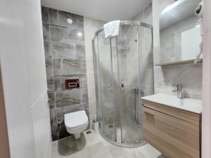 Koupelna v ubytování Yücemek Apart + 37 fotografií