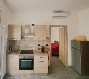 eine kleine Küche mit Kühlschrank und Spüle in der Unterkunft LA PETITE MAISON in Agrate Brianza