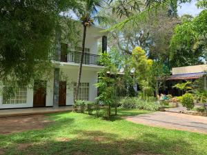 una vista exterior de una casa con patio en Imperial Resort, en Udawalawe