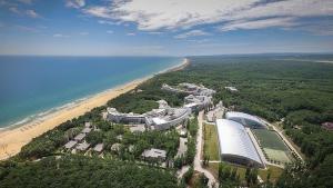 una vista aérea de un edificio situado junto a la playa en Villa Paradise Garden en Bliznatsi