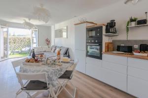 Køkken eller tekøkken på La Petite Poule Rousse - Maison avec piscine