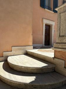 een trap voor een gebouw bij Casa Sbrillo Siena in Torchiagina