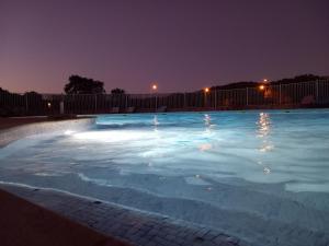 Swimmingpoolen hos eller tæt på La Petite Poule Rousse - Maison avec piscine + 10 billeder