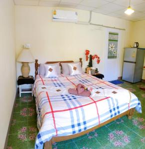 a little girl laying on a bed in a bedroom at บ้านอังกาบ Aungkab homestay in Ban Muang Len