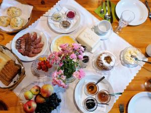 einen Tisch mit Speisen und Desserts in der Unterkunft Holiday Farm Grofija in Ivančna Gorica