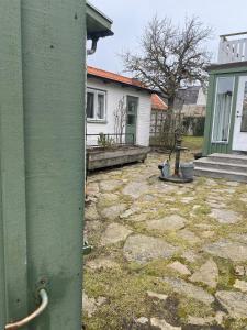 una vista exterior de una casa con patio en Retro cottage with garden in Torekov's best location, en Torekov